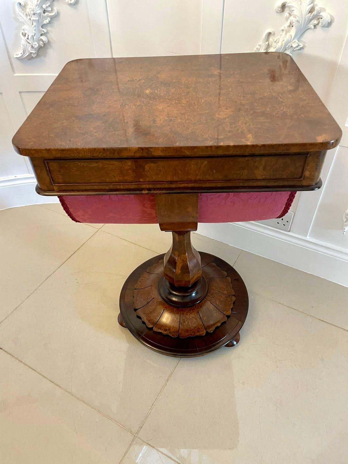 photo vintage Fine Quality Antique Victorian Burr Walnut Freestanding Sewing Table