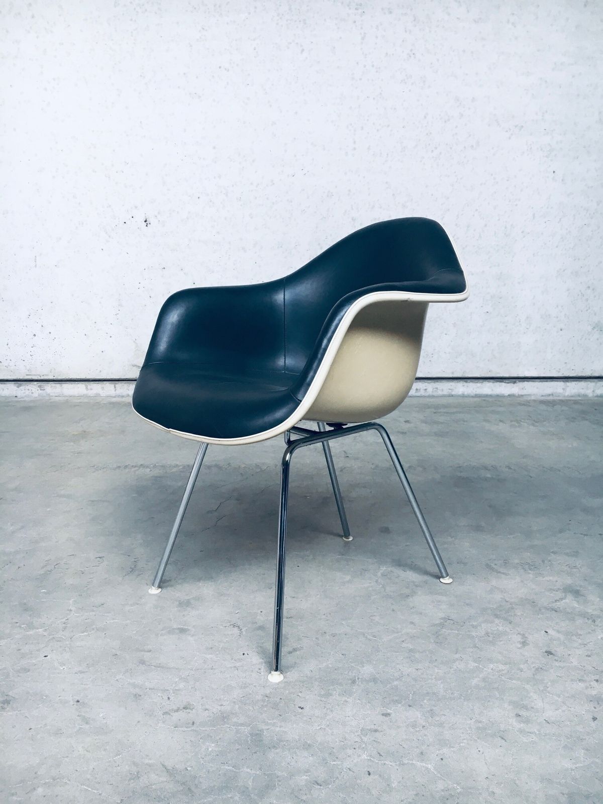 Mid Century Zwartleren Dax Fauteuil Van Charles En Ray Eames Voor Herman Miller, Ca. Jaren 1960 photo for sale