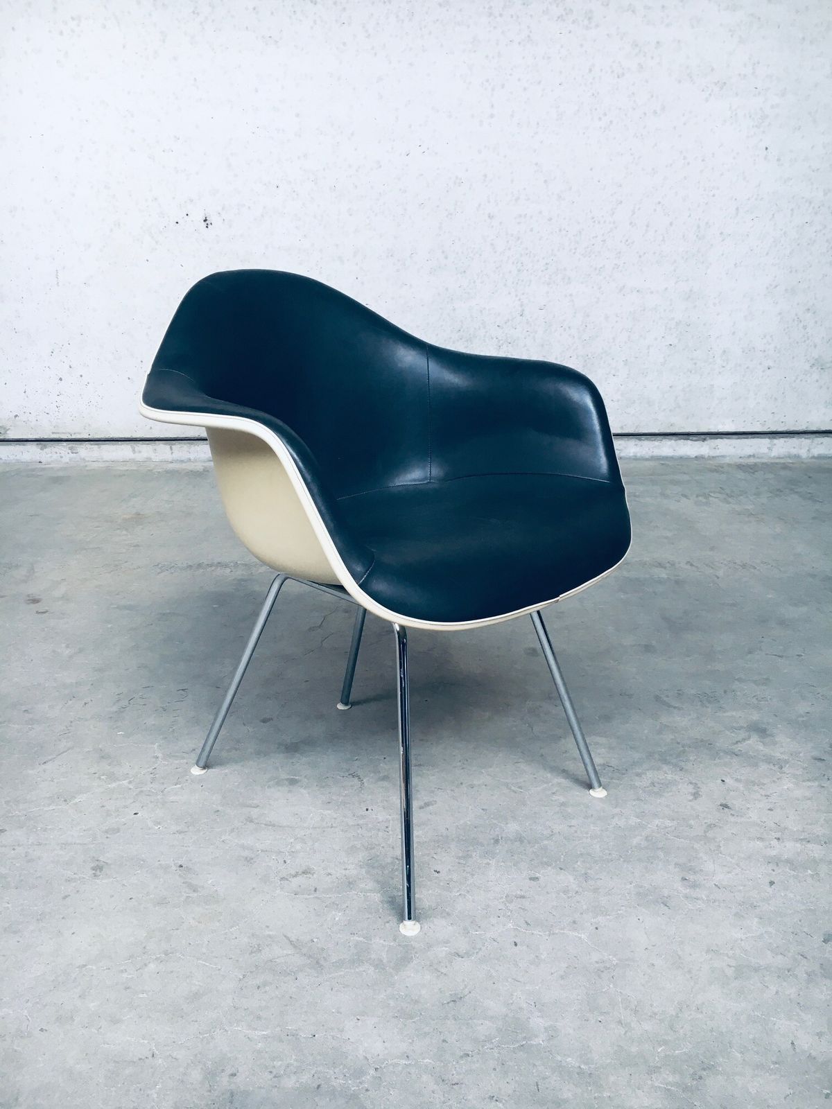 Mid Century Zwartleren Dax Fauteuil Van Charles En Ray Eames Voor Herman Miller, Ca. Jaren 1960 photo vintage