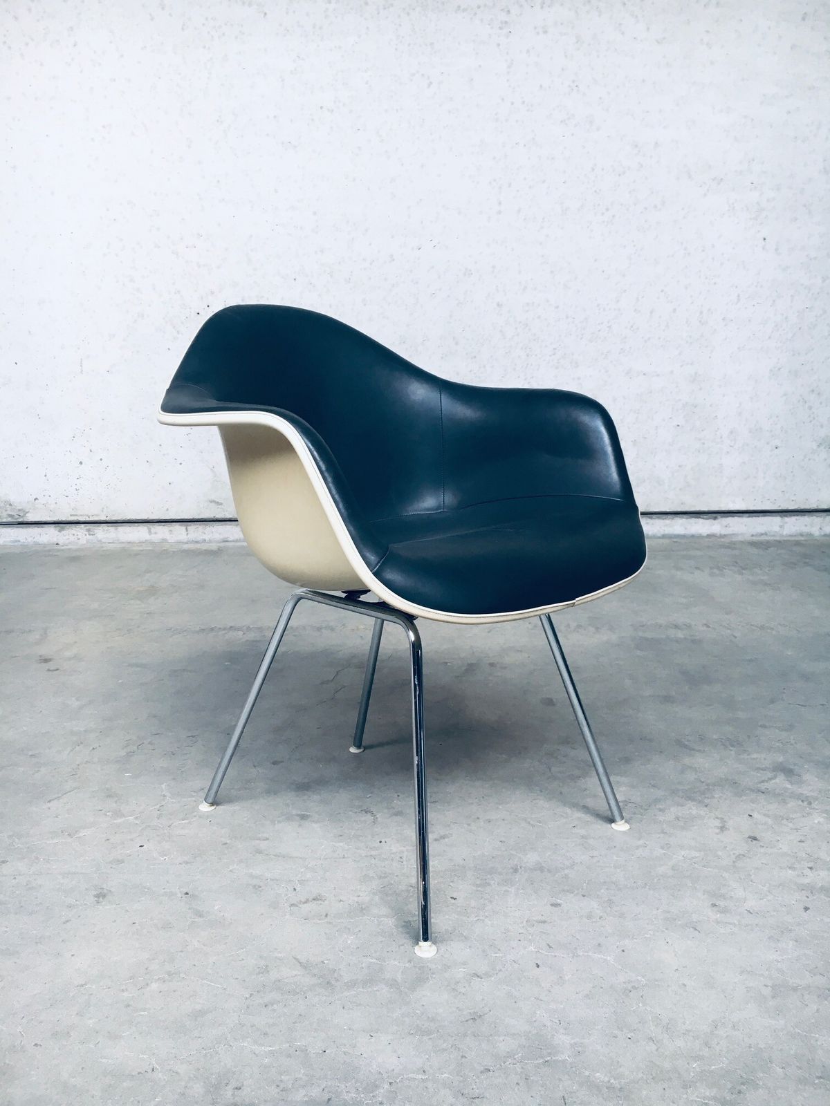 photo for sale Mid Century Zwartleren Dax Fauteuil Van Charles En Ray Eames Voor Herman Miller, Ca. Jaren 1960