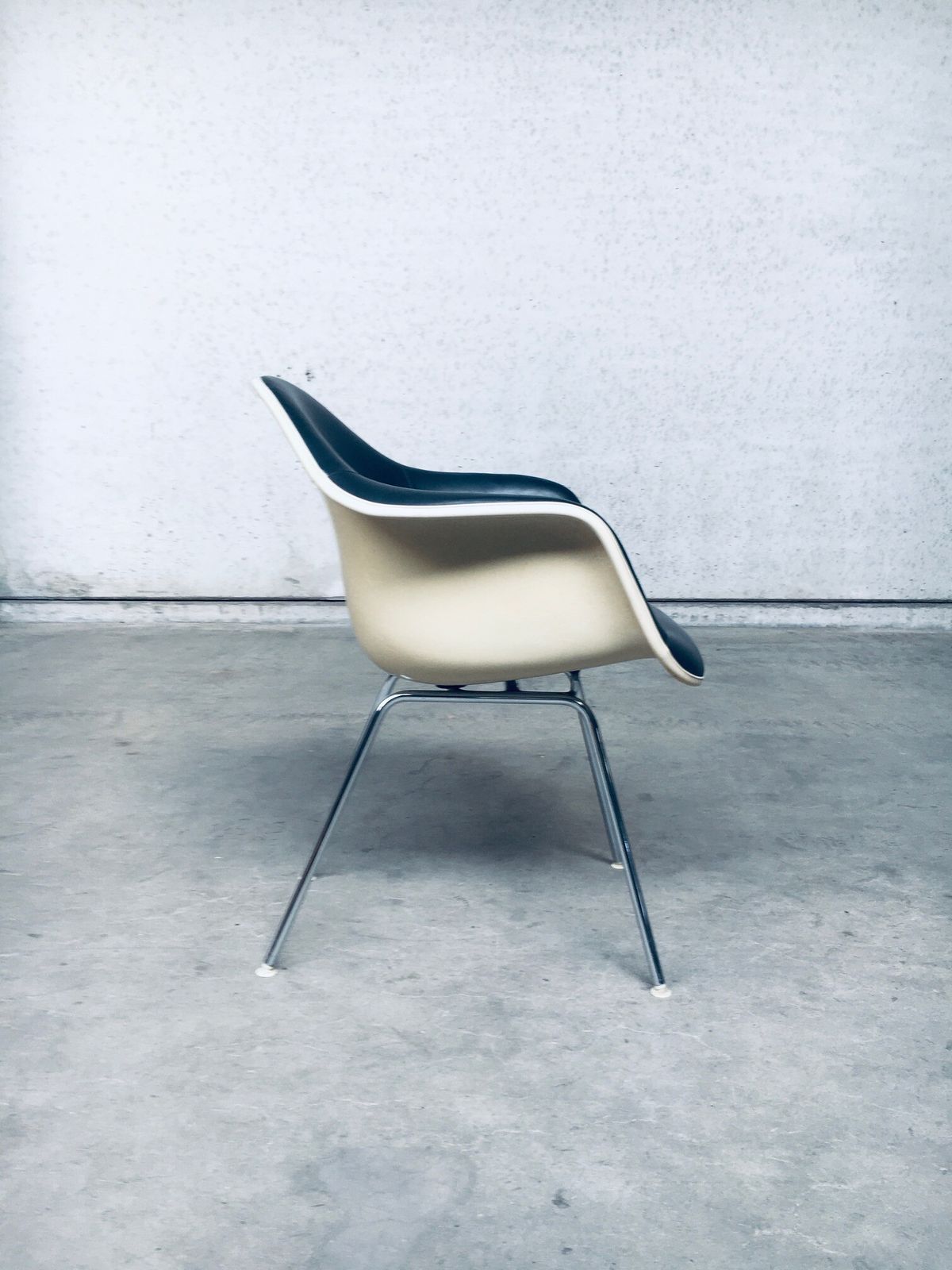 Meubels Mid Century Zwartleren Dax Fauteuil Van Charles En Ray Eames Voor Herman Miller, Ca. Jaren 1960 photo