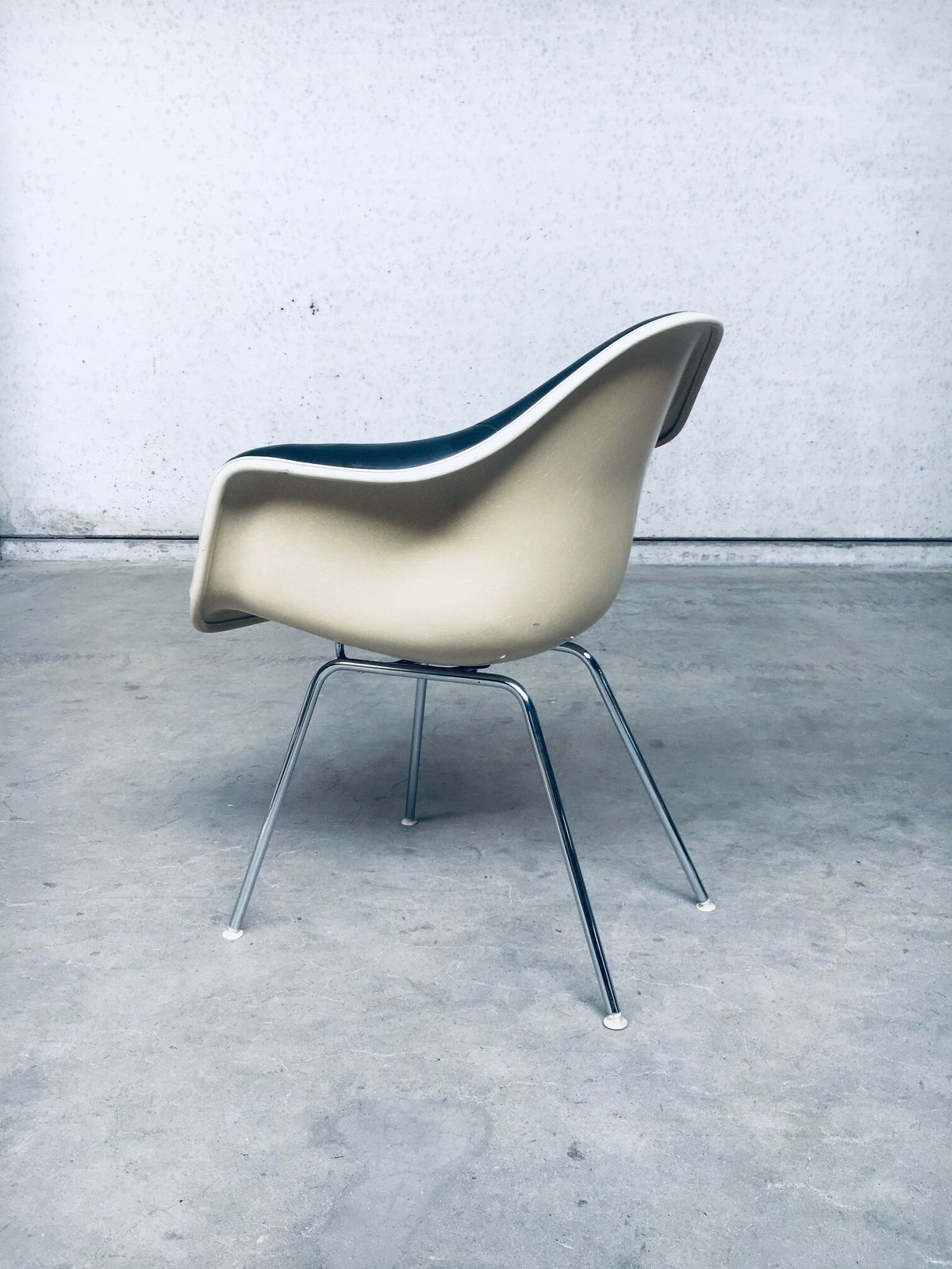 photo vinterior Mid Century Zwartleren Dax Fauteuil Van Charles En Ray Eames Voor Herman Miller, Ca. Jaren 1960