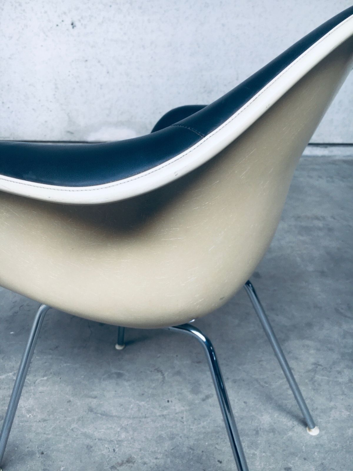 photo buy Mid Century Zwartleren Dax Fauteuil Van Charles En Ray Eames Voor Herman Miller, Ca. Jaren 1960
