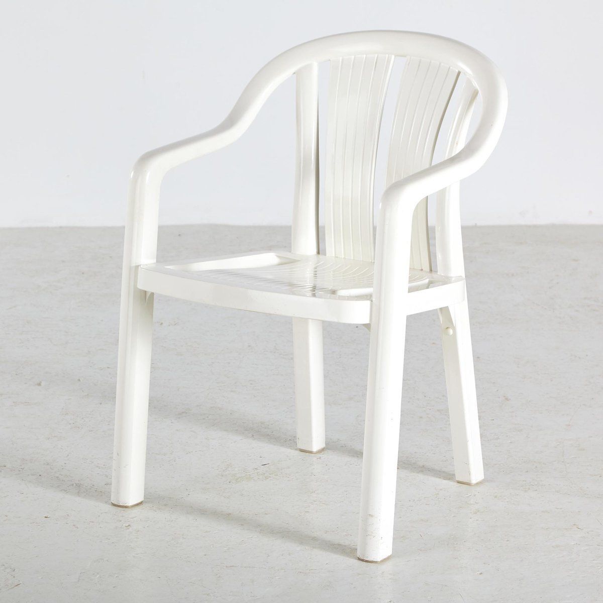 photo buy Plastic Garden Armchair From Grosfillex