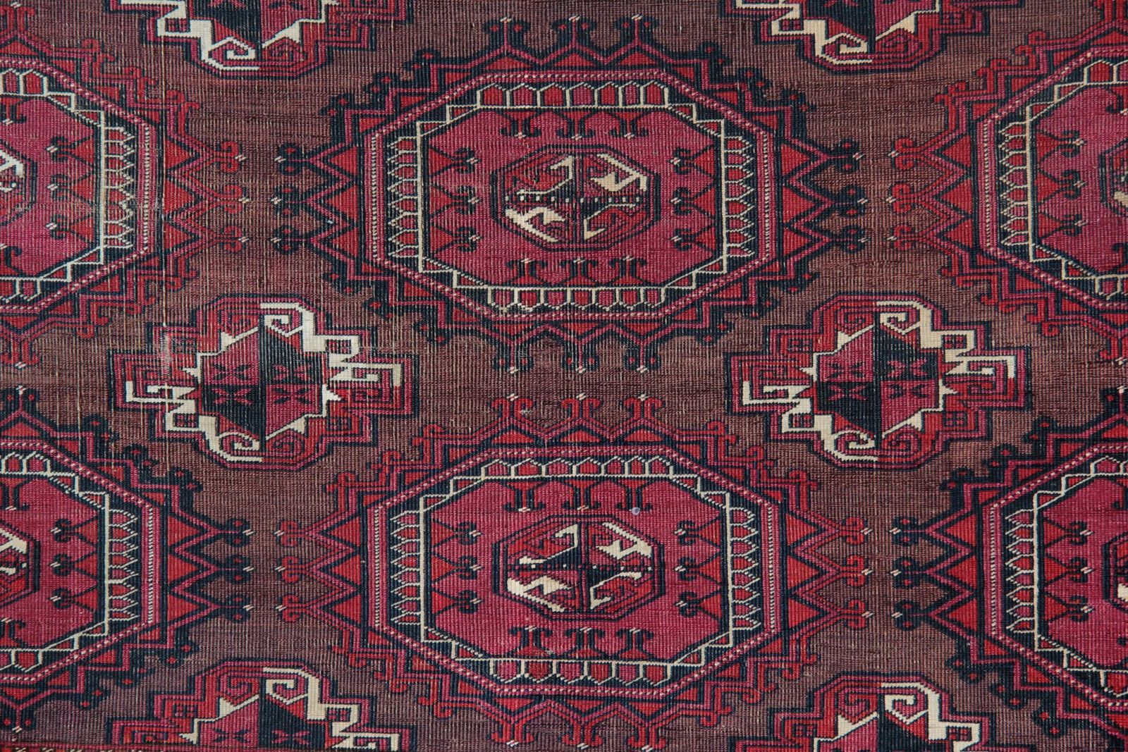 Traditional Red Wool Antique Rug Handwoven Oriental Living Room Rug photo furniture