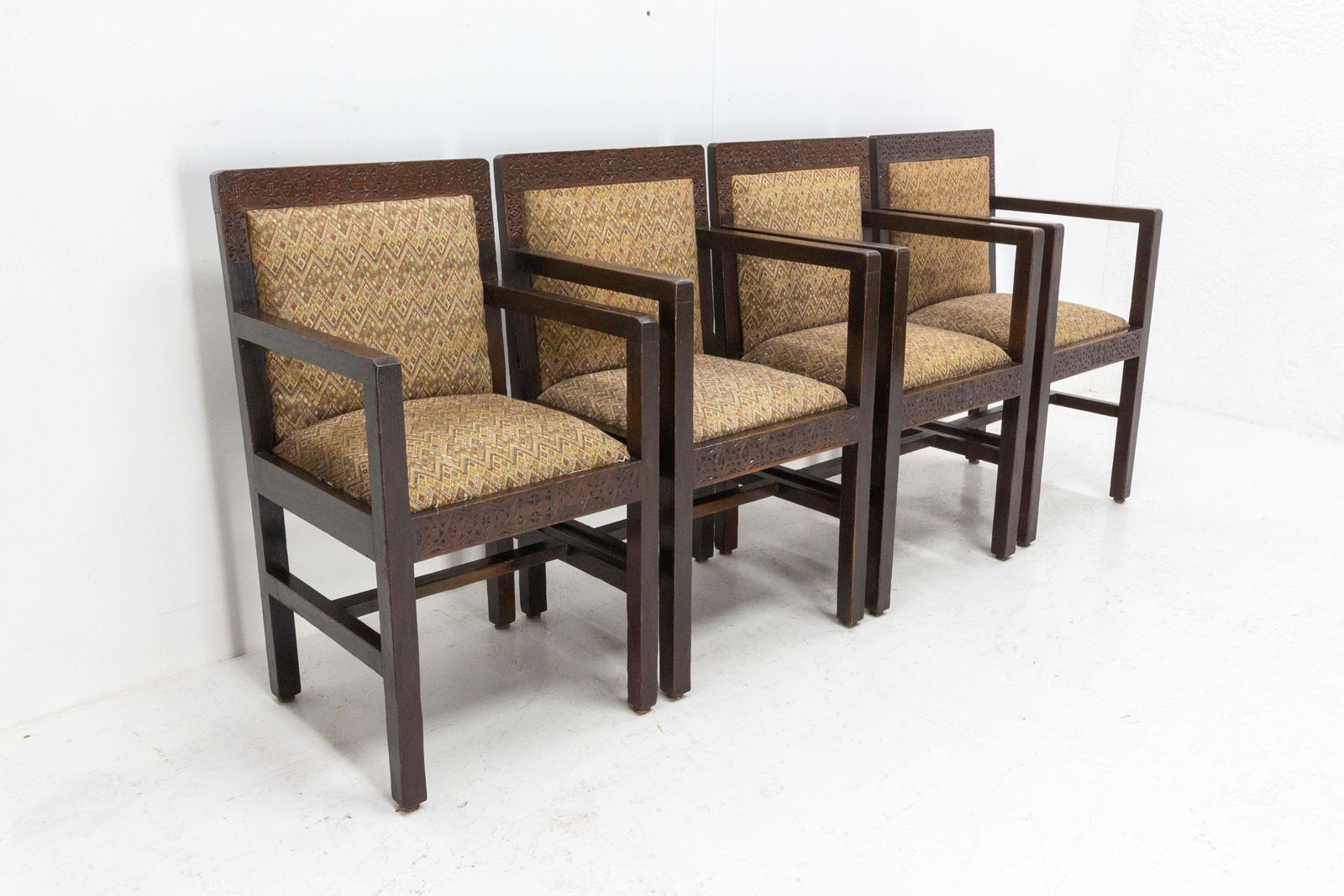 Quatre fauteuils marocains Art déco en pin sculpté, vers 1930 photo furniture