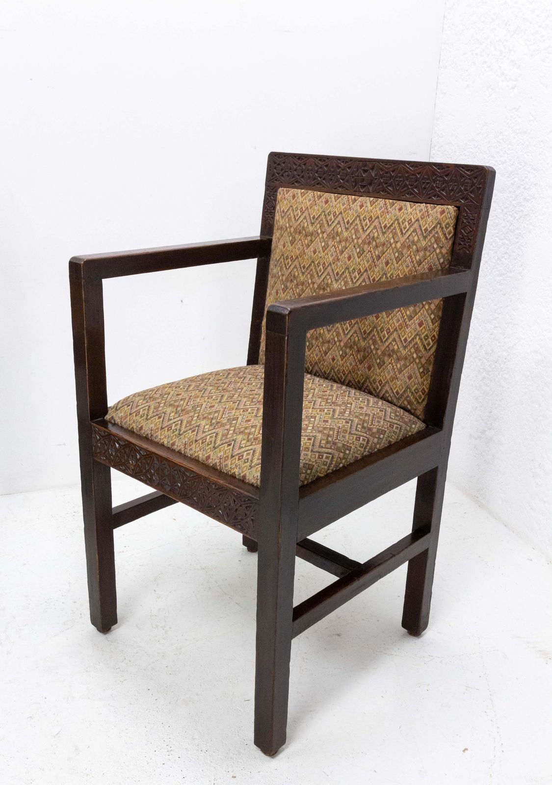 Quatre fauteuils marocains Art déco en pin sculpté, vers 1930 photo vinterior