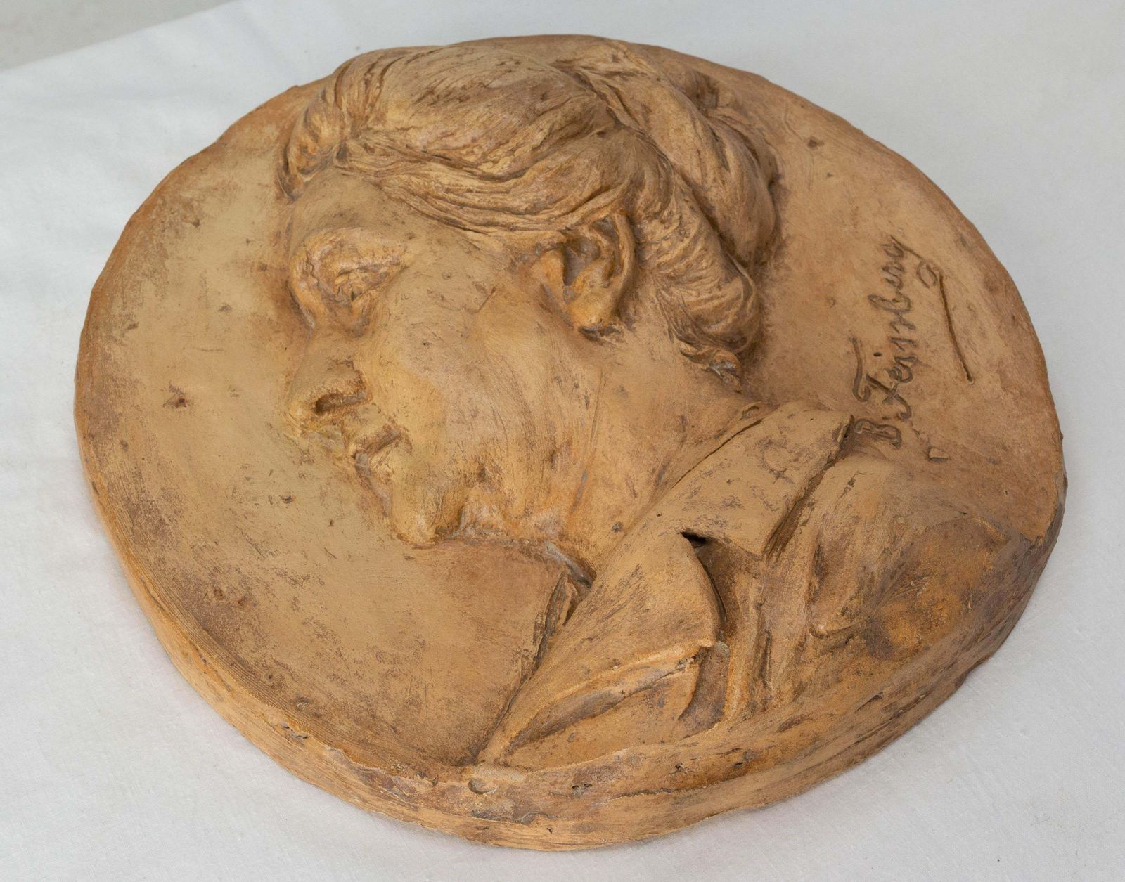 Médaillon mural figurant une femme, sculpture en plaque signée B. Feinberg, fin du XIXe siècle photo for sale