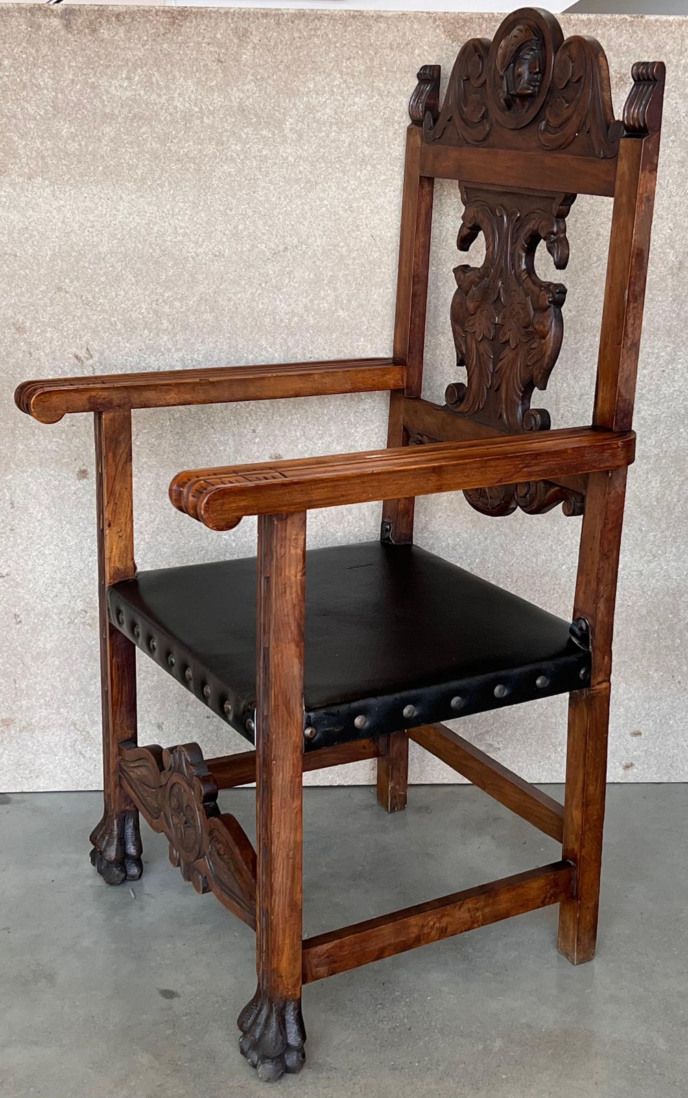 Fauteuil d'époque XIXe siècle en noyer sculpté, pieds tournés et griffes sculptées photo for sale