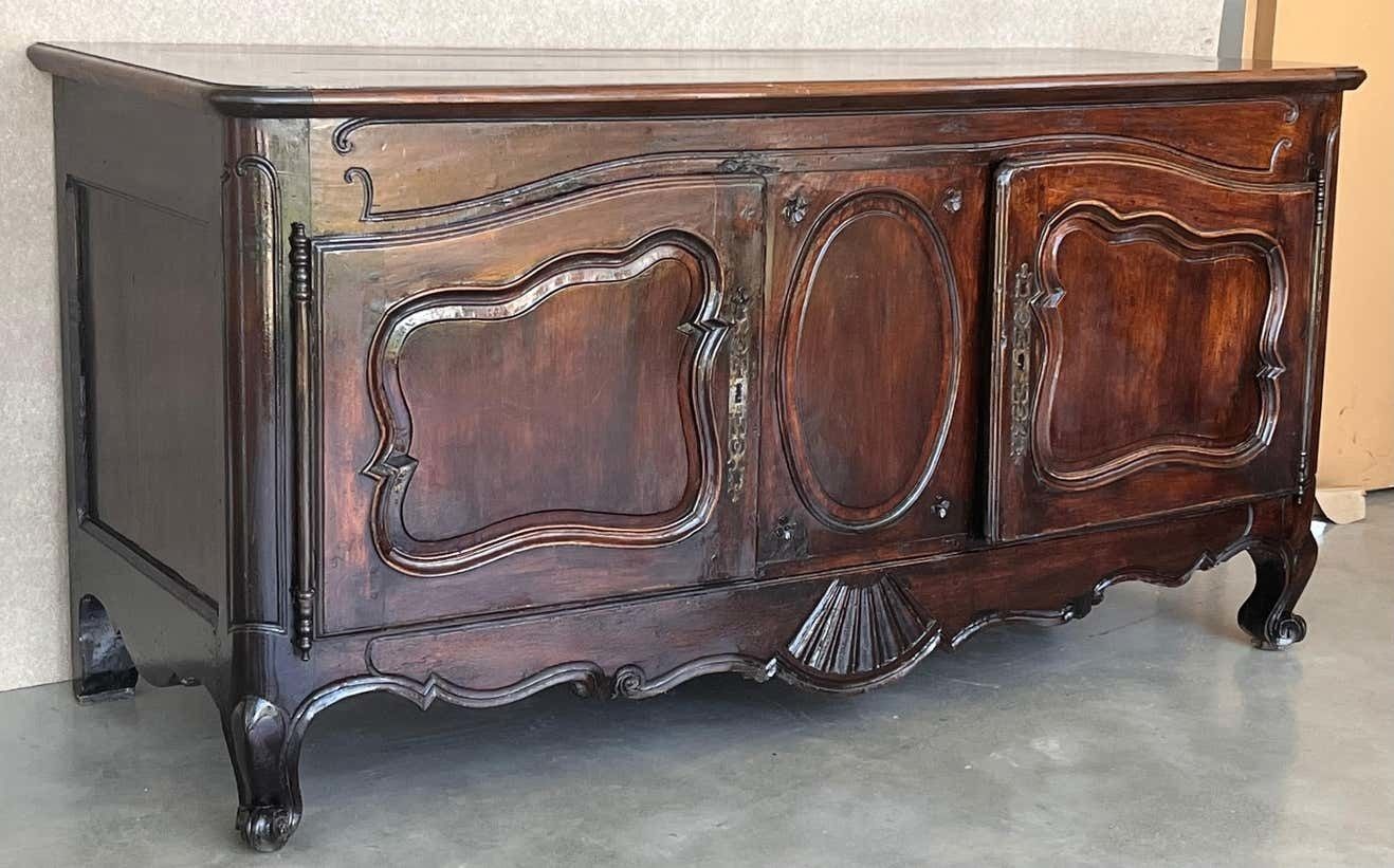 Grand buffet d'époque en noyer sculpté, de style provincial français photo 8430.0