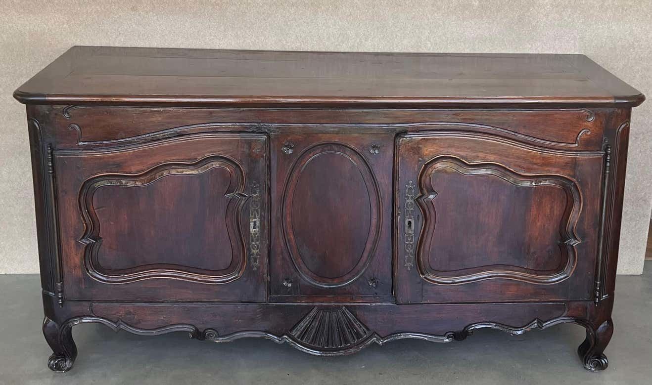 Grand buffet d'époque en noyer sculpté, de style provincial français photo vintage
