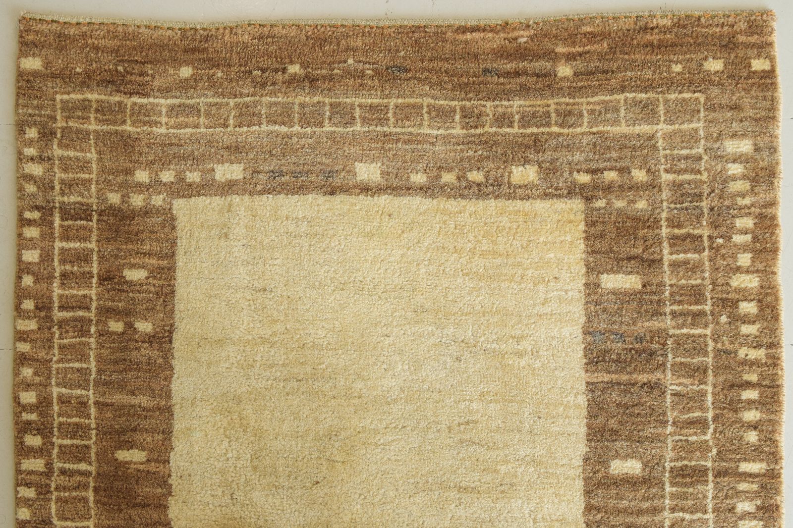 Modernistisch handgeweven beige vloerkleed, midden 20e eeuw photo furniture