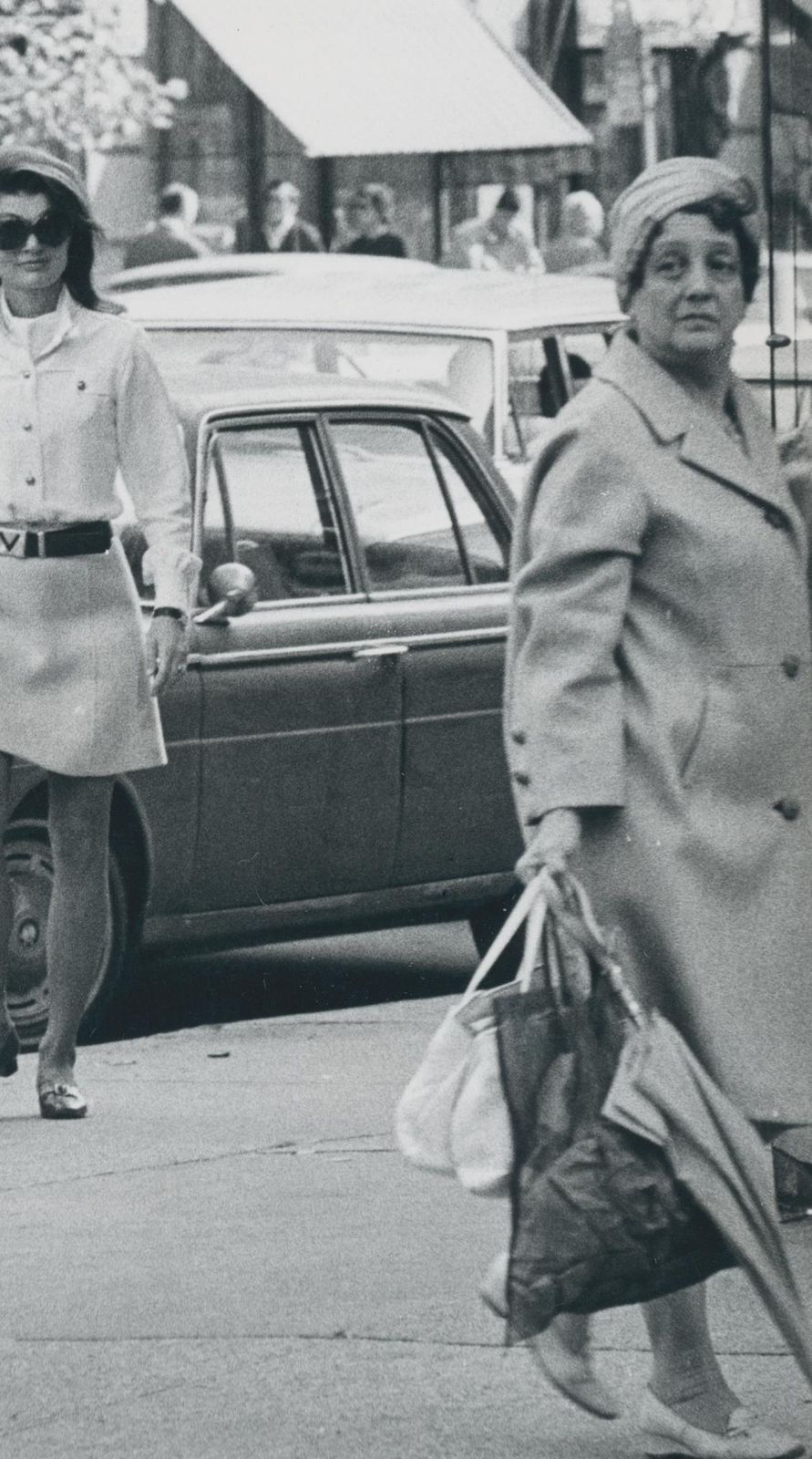 Thomas J. Wargacki Jackie Onassis; Street Photography; 1970s, 25,2 X 20,2 Cm photo for sale