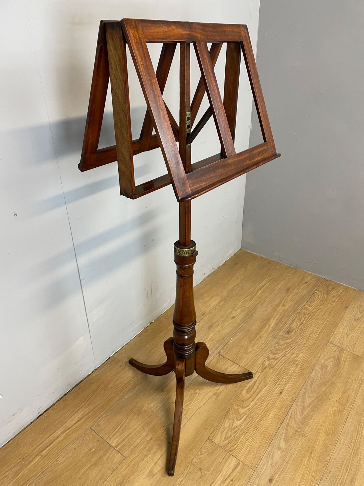 C19th Mahogany Duet Stand On Tripod Base photo vinterior
