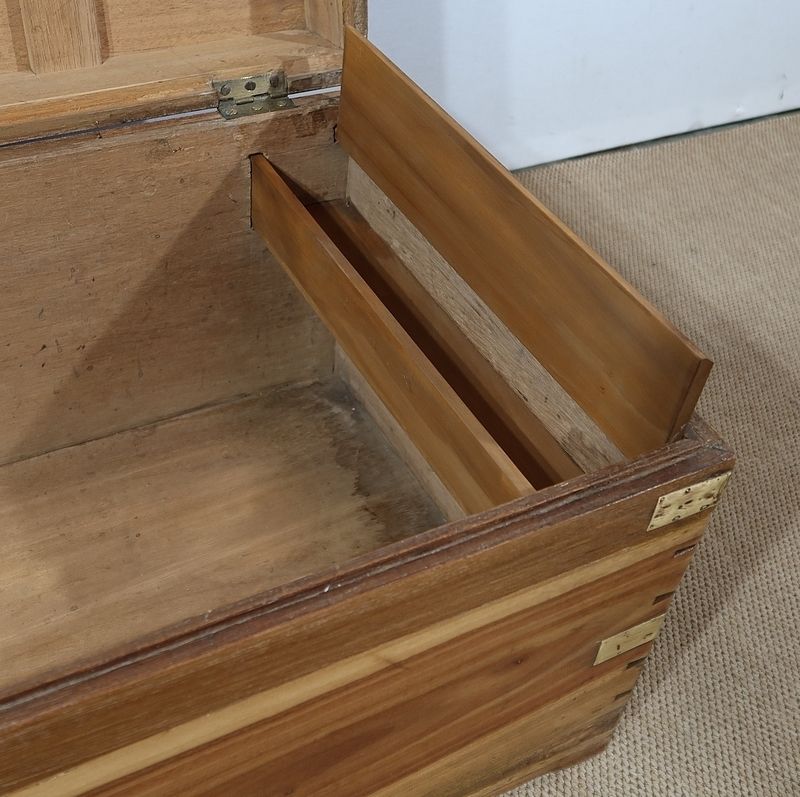 photo vintage Camphor And Blond Mahogany Travel Trunk – Late 19th Century