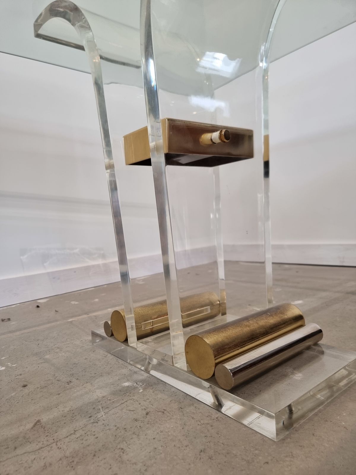 Charles Hollis Jones Messing En Lucite Eettafel photo Meubels