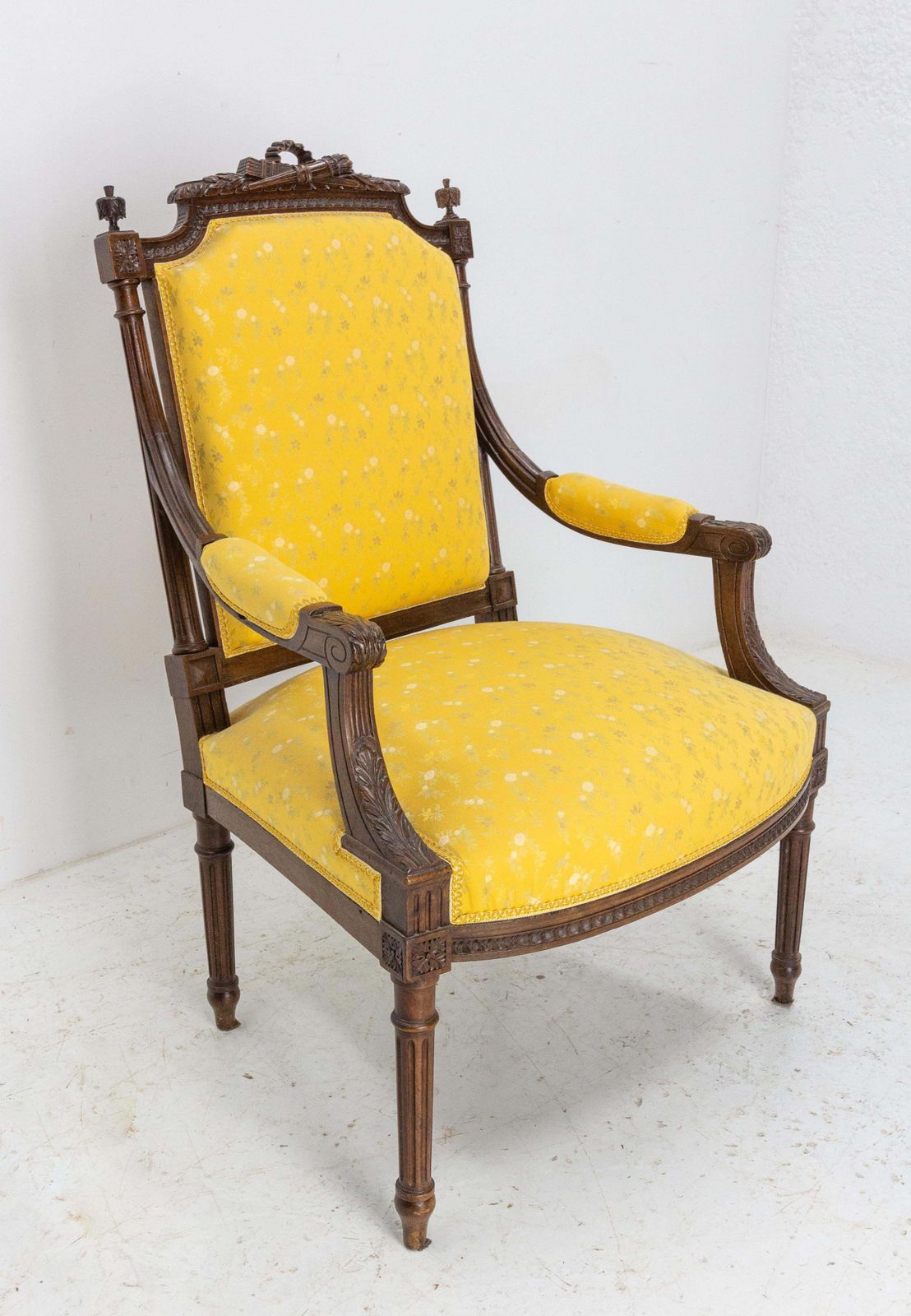 Fauteuil Louis XVI en noyer, style revival, France, fin du XIXe siècle, à retapisser photo Mobilier
