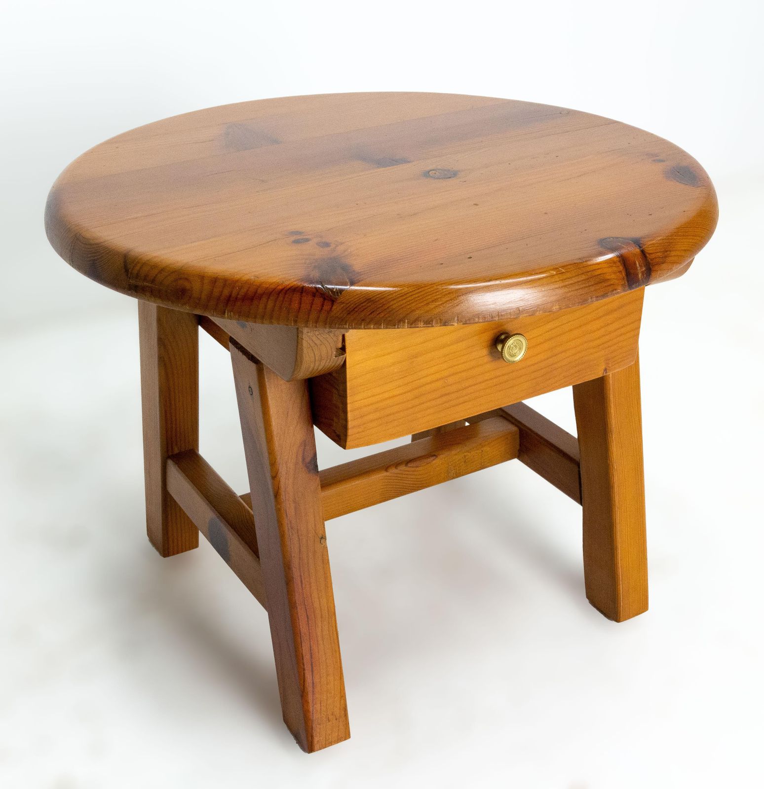 Table basse ronde française en pin avec tiroir, table de chevet, vers 1970 photo for sale