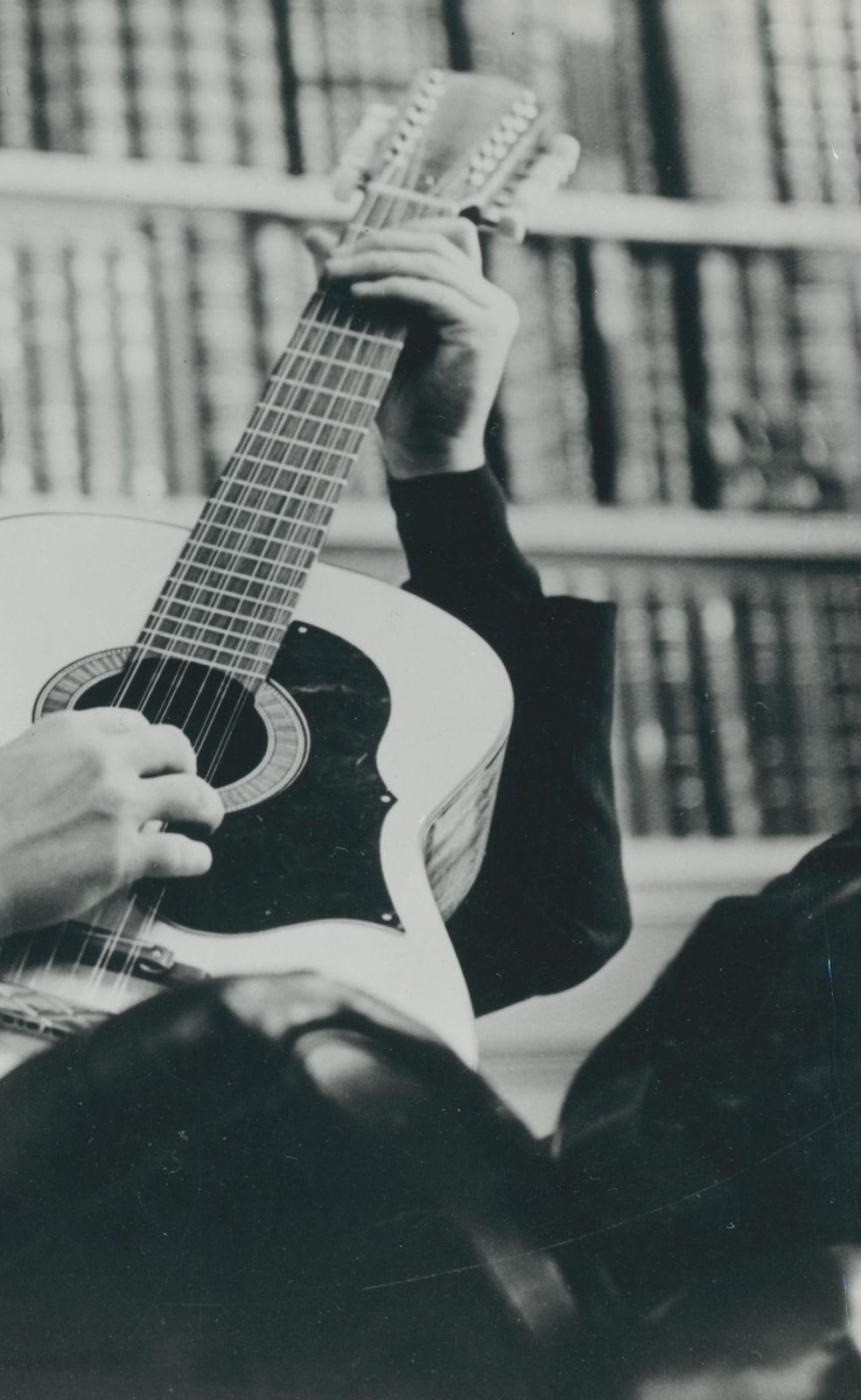 John Lennon, Guitar, Black And White Photography, 1970s, 18,9 X 25,1 Cm photo furniture