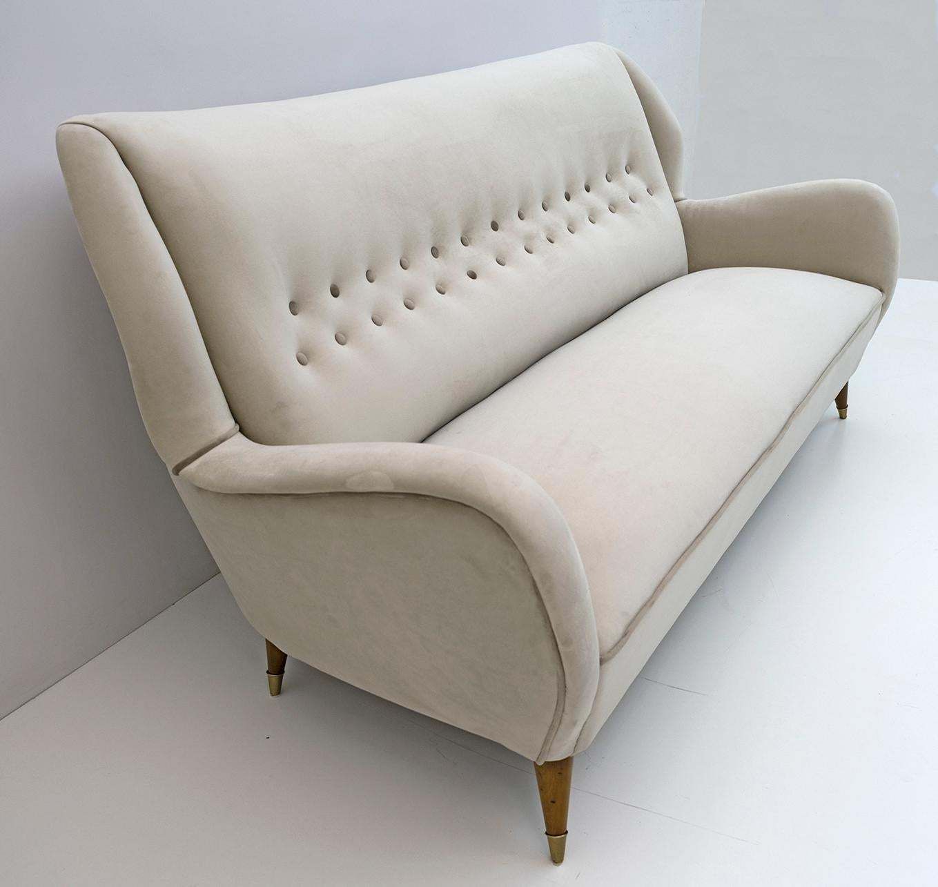 Gio Ponti Mid Century Modern Velvet Sofa For Isa, 1950s photo vinterior