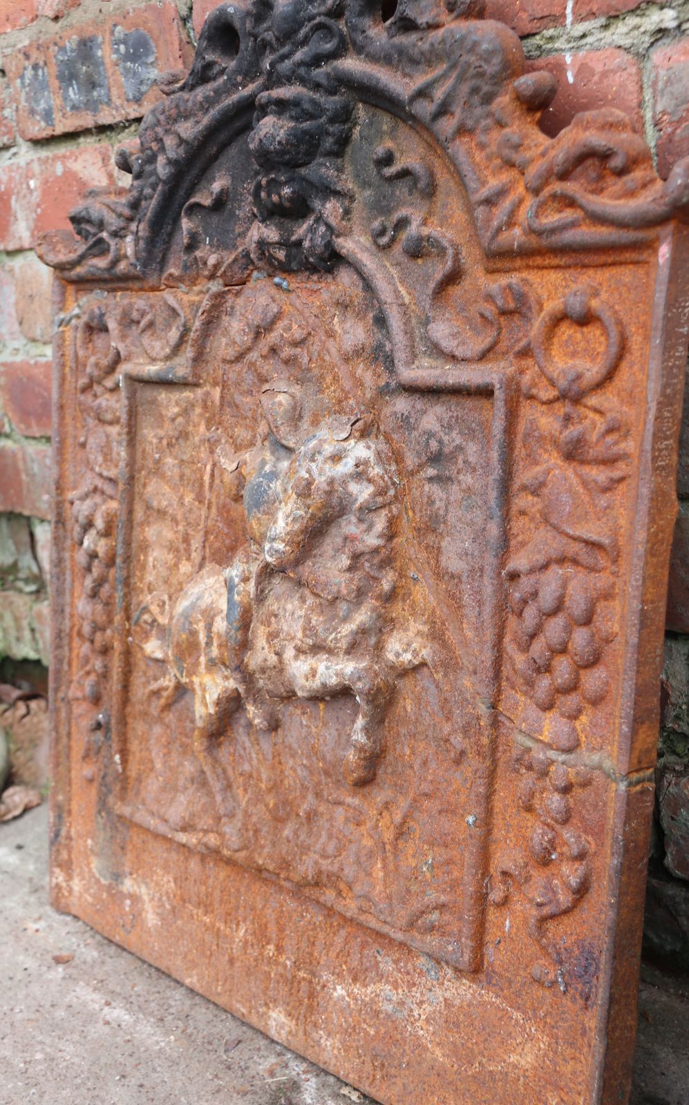 A Quality Cast Iron Arch Top Fireback photo vinterior