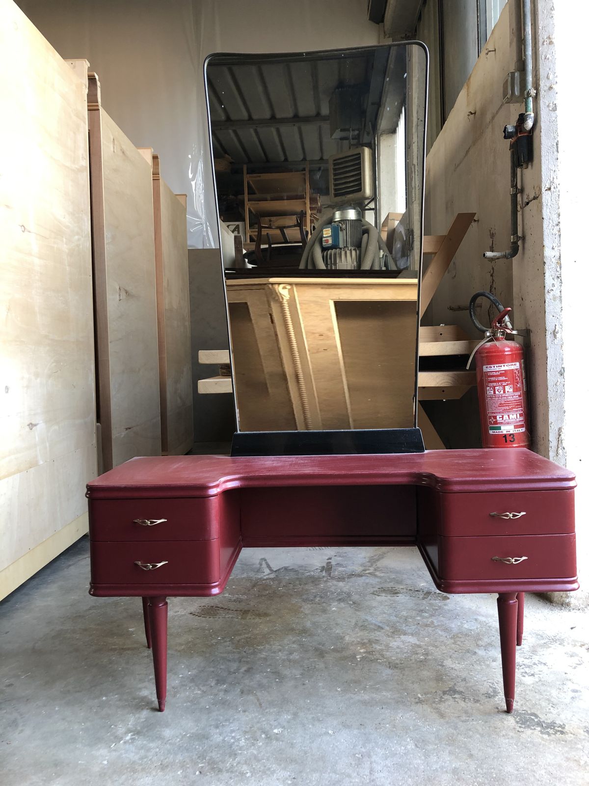 Bordeaux Consolle With 50s Mirror photo vinterior