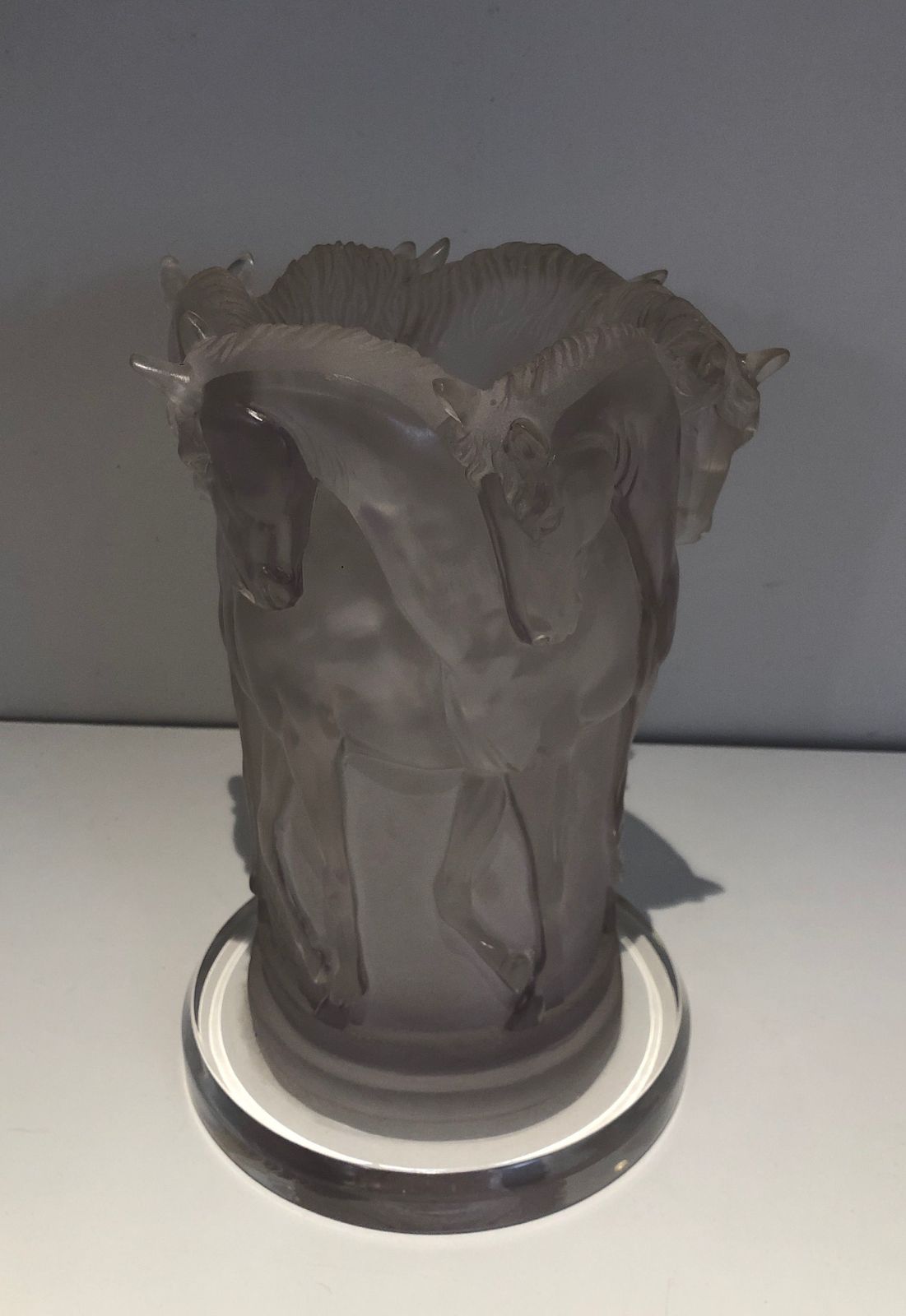 photo vintage Lucite Horses Table Lamp In The Style Of Maison Lalique