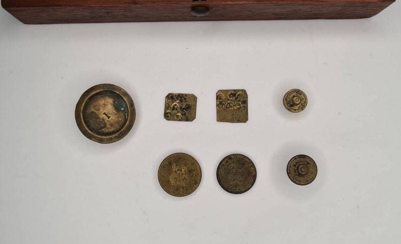 Antique Brass Sovereign Scales With Robinson Family Crest Apothecary  Jeweller's Scales photo Home Decor