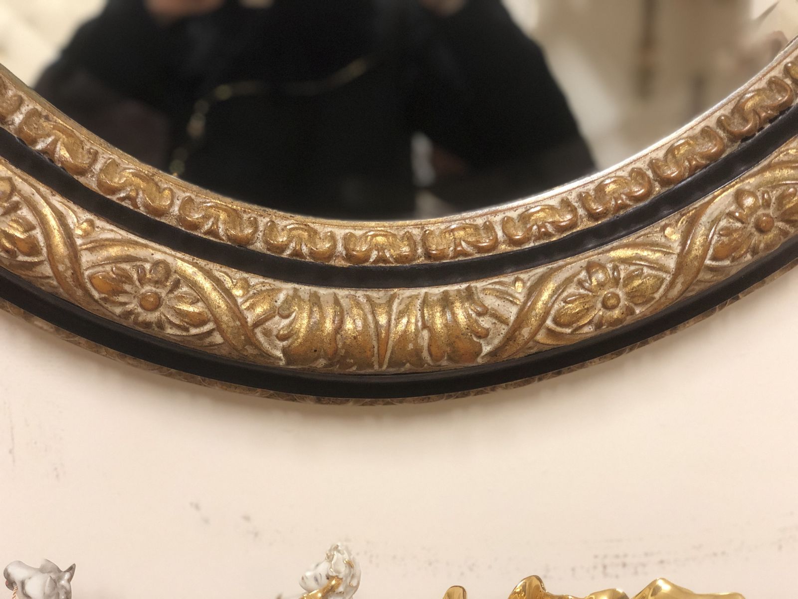 Oval Mirror With Hand Carved Floral Motifs And Decorated photo vinterior