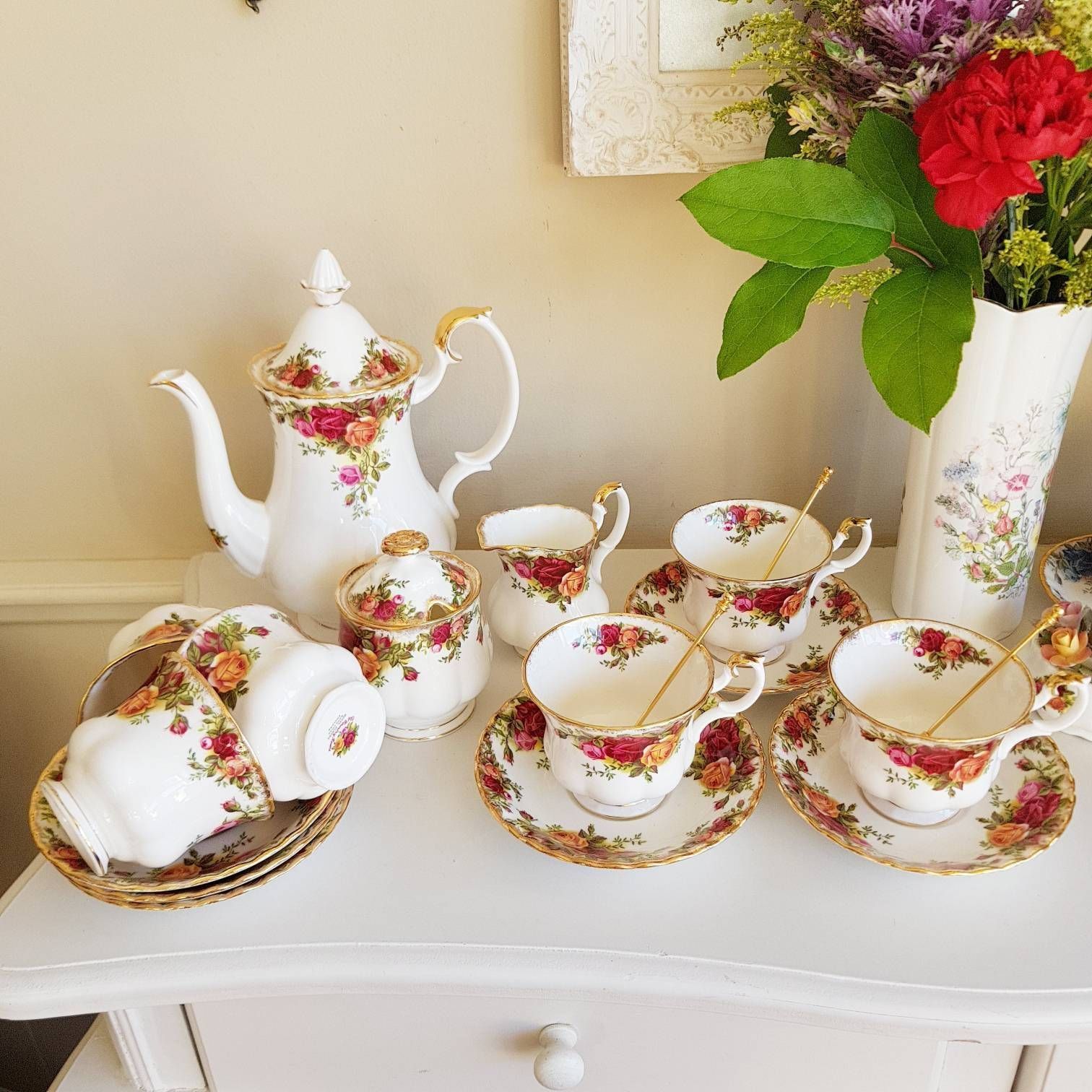 Royal Albert "Old Country Roses" Bone China Set, Made In England, Vintage Servies Voor Theekransje Of Jubileum photo furniture