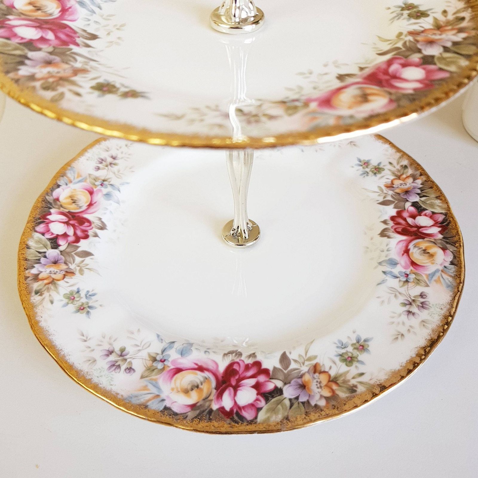 Vintage Queen Anne, Summer Rose Patroon, Fijn Beenderporselein, Tweelaagse Koekjes , Muffin  En Cakestandaard photo for sale