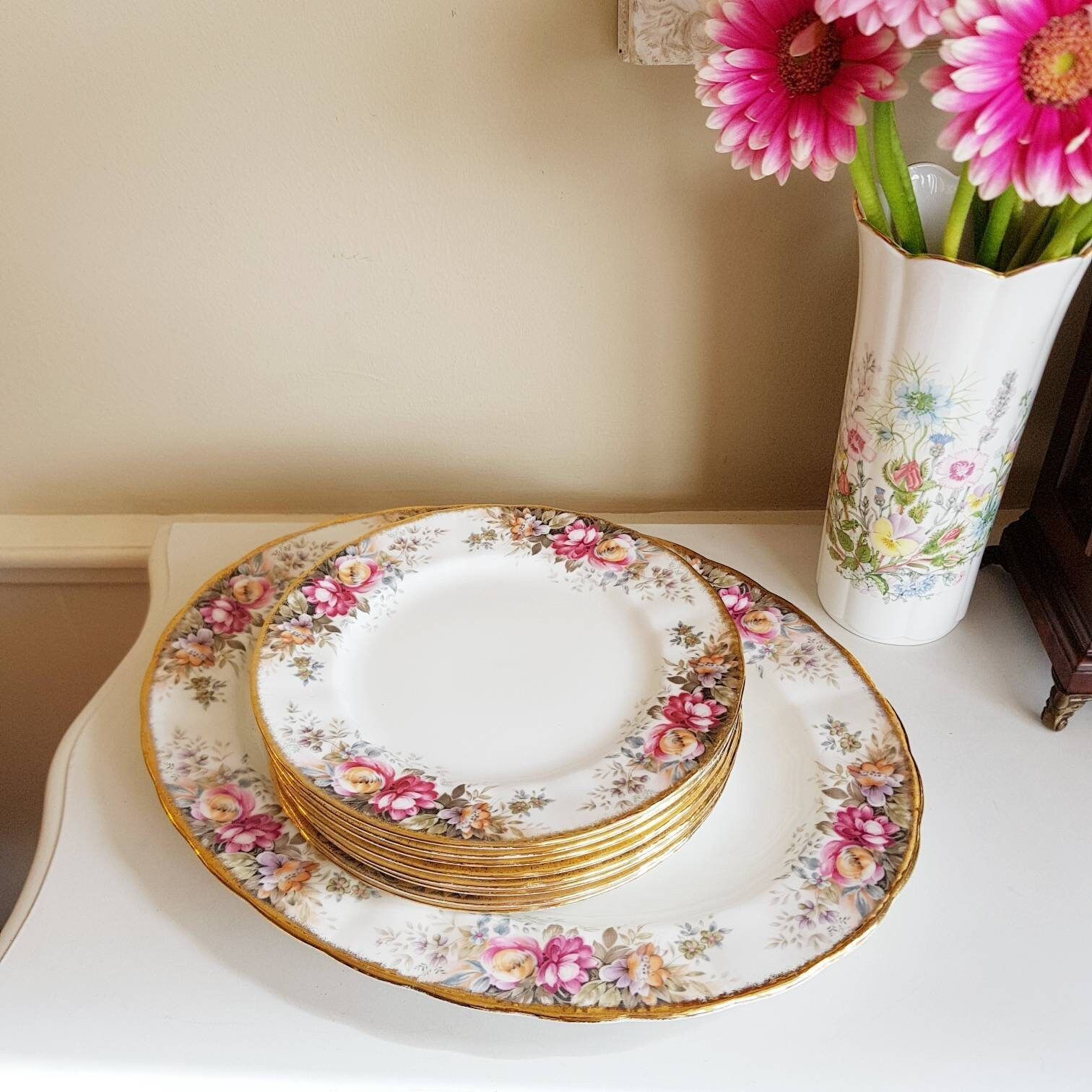 Vintage Queen Anne Summer Rose, Porseleinen Set, Tafelset, Verguld, Tafelgerei, Mooi Cadeau photo for sale
