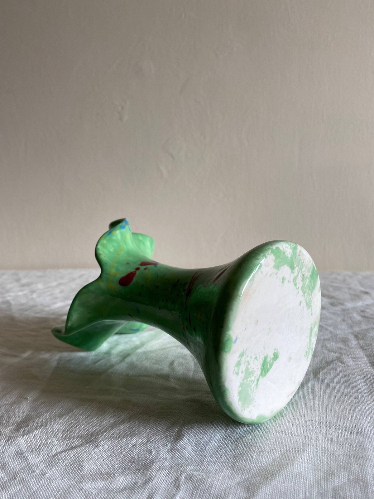 Green Wiggly Wavy Handkerchief Vase With Hand Painted Splatter Detail Mid Century Vintage C. 1970 photo vintage