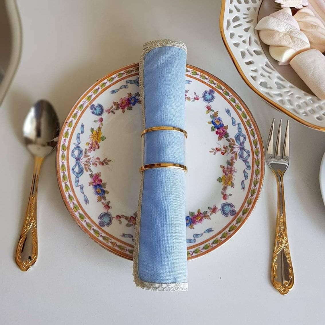 Vintage Porseleinen Borden Met Blauwe Linten En Guirlandes, The Regent China, Made In England photo for sale