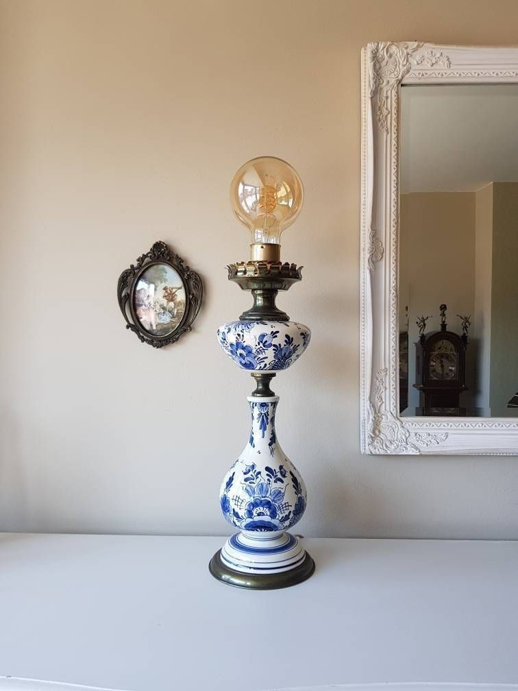 photo furniture Porseleinen Tafellamp Met Bloemenmotief In Blauw, Theepotmodel, Uitstekende Staat