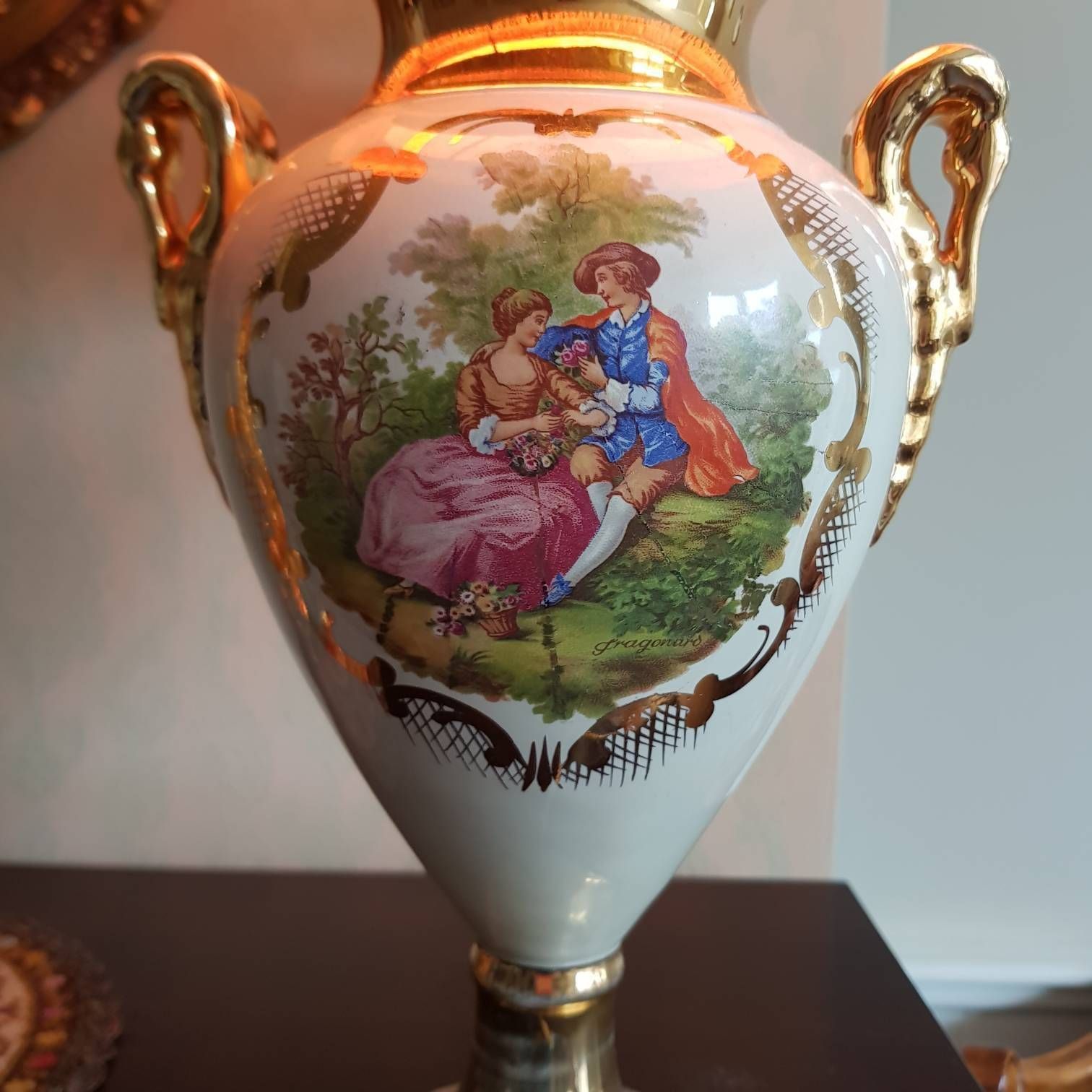 Vintage Tafellamp Met Fragonard Scène, Gemaakt In Italië photo buy
