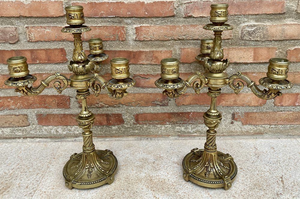 Franse Louis XVI Stijl Vierarmige Kandelaars In Verguld Brons – Set Van 2 photo for sale
