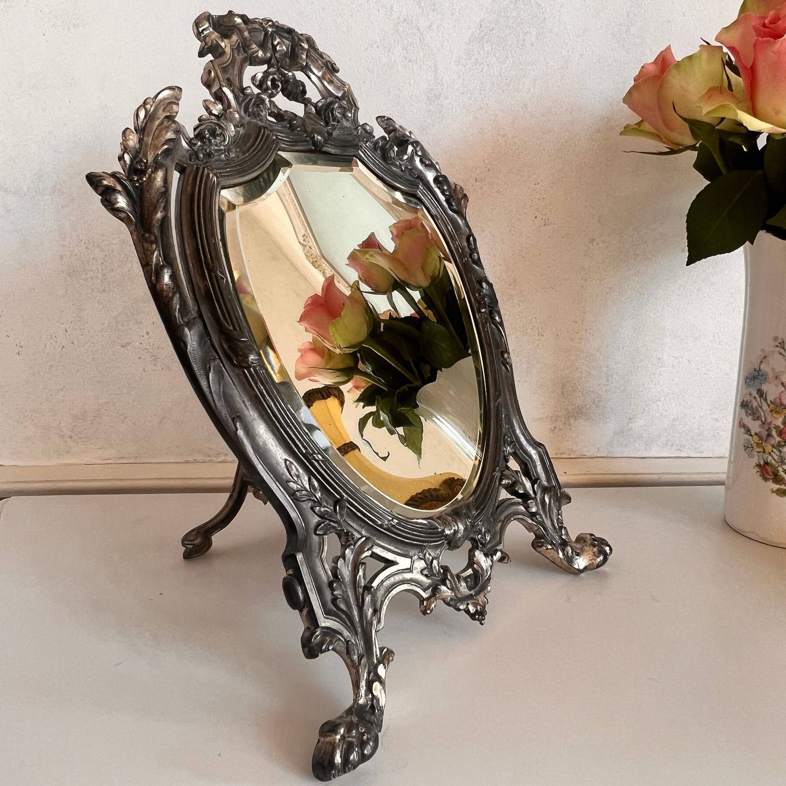 Vintage Pavot Staande Spiegel Met Geslepen Rand, Zilverkleurig Metalen Frame photo for sale