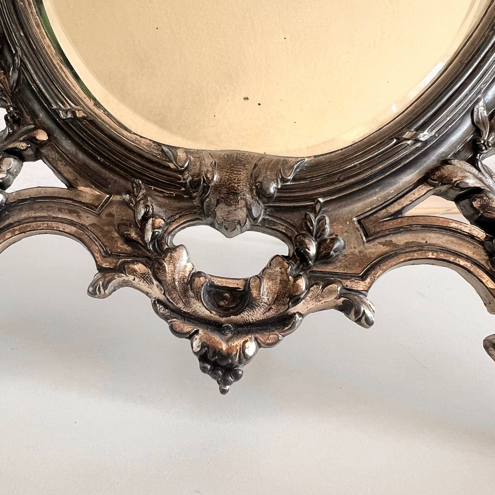 Vintage Pavot Staande Spiegel Met Geslepen Rand, Zilverkleurig Metalen Frame photo Woonaccessoires