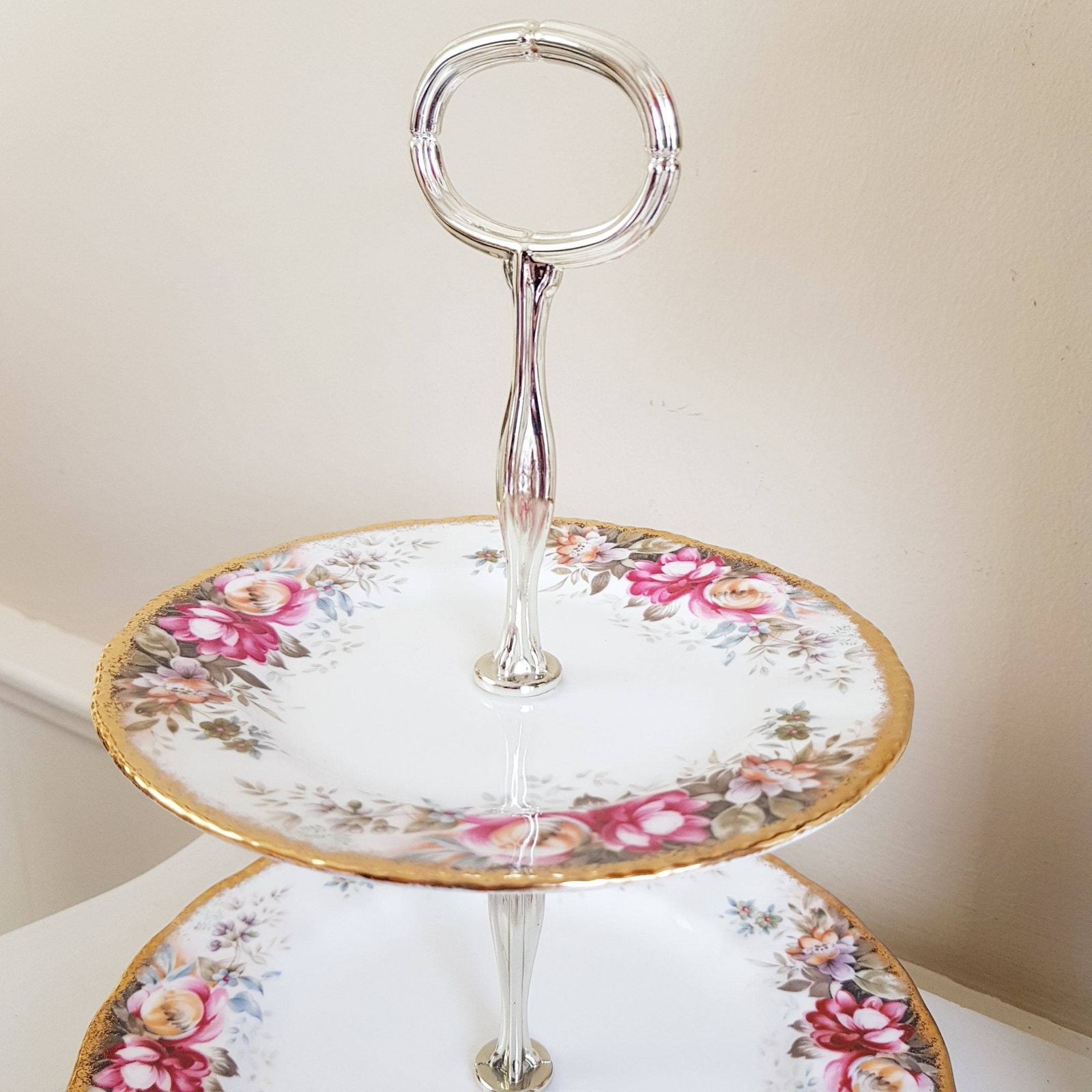 photo furniture Vintage Queen Anne, Summer Rose Pattern, Fine Bone China, Dubbele Etage, Made In England