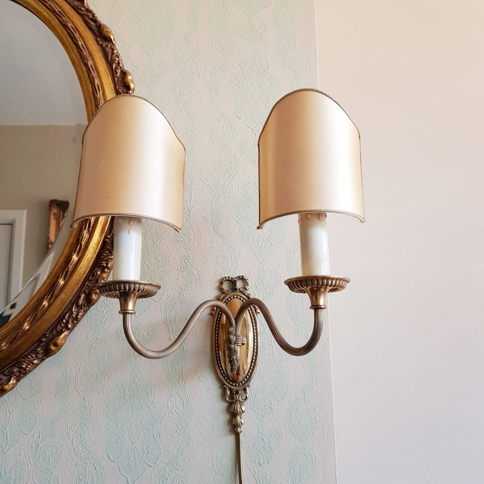 Wandlamp Met 2 Armen, Brons Met Kappen, Strikmodel, 18e Eeuwse Stijl photo furniture