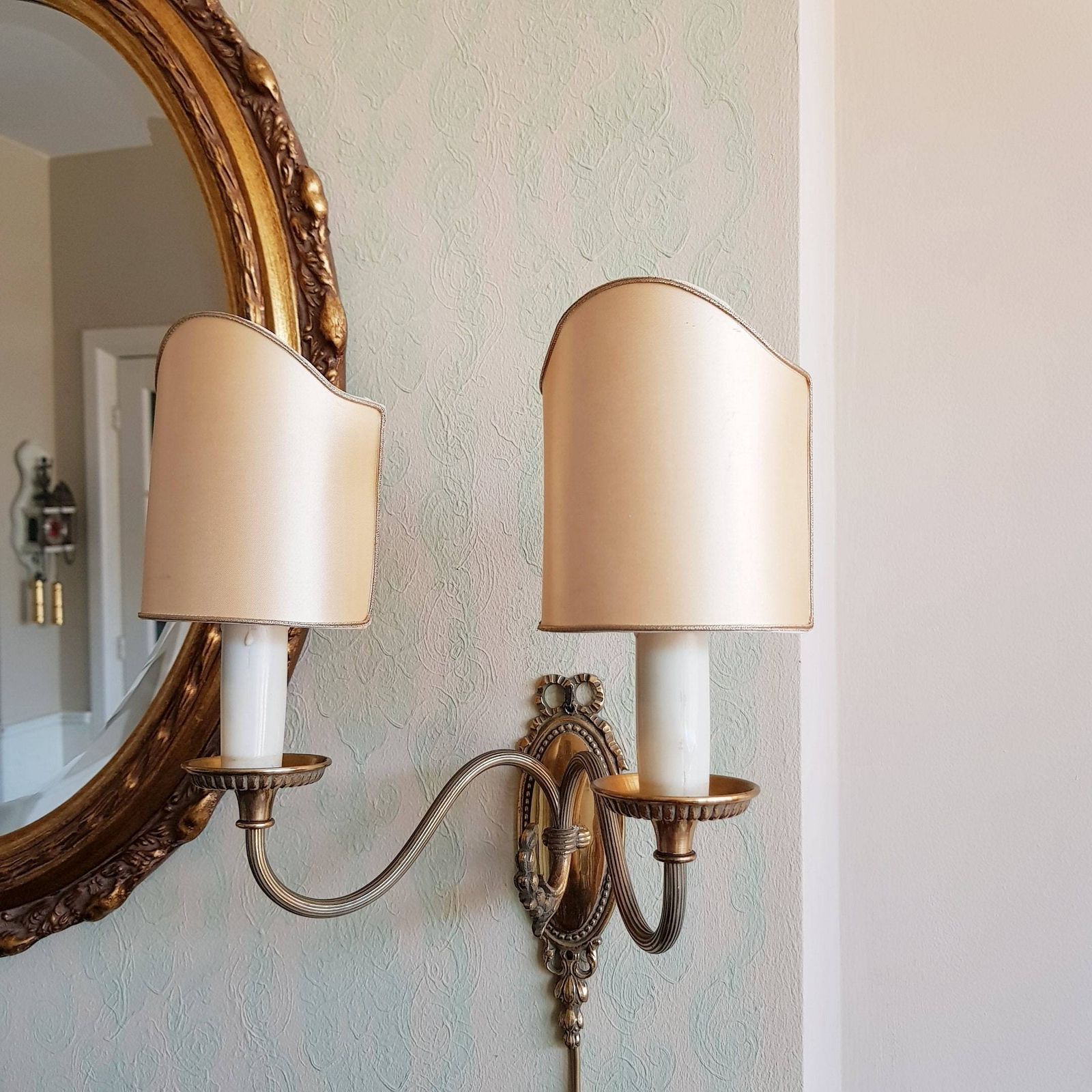 Wandlamp Met 2 Armen, Brons Met Kappen, Strikmodel, 18e Eeuwse Stijl photo for sale