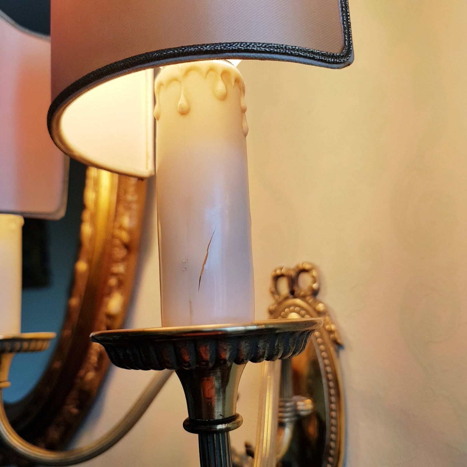 Wandlamp Met 2 Armen, Brons Met Kappen, Strikmodel, 18e Eeuwse Stijl photo buy