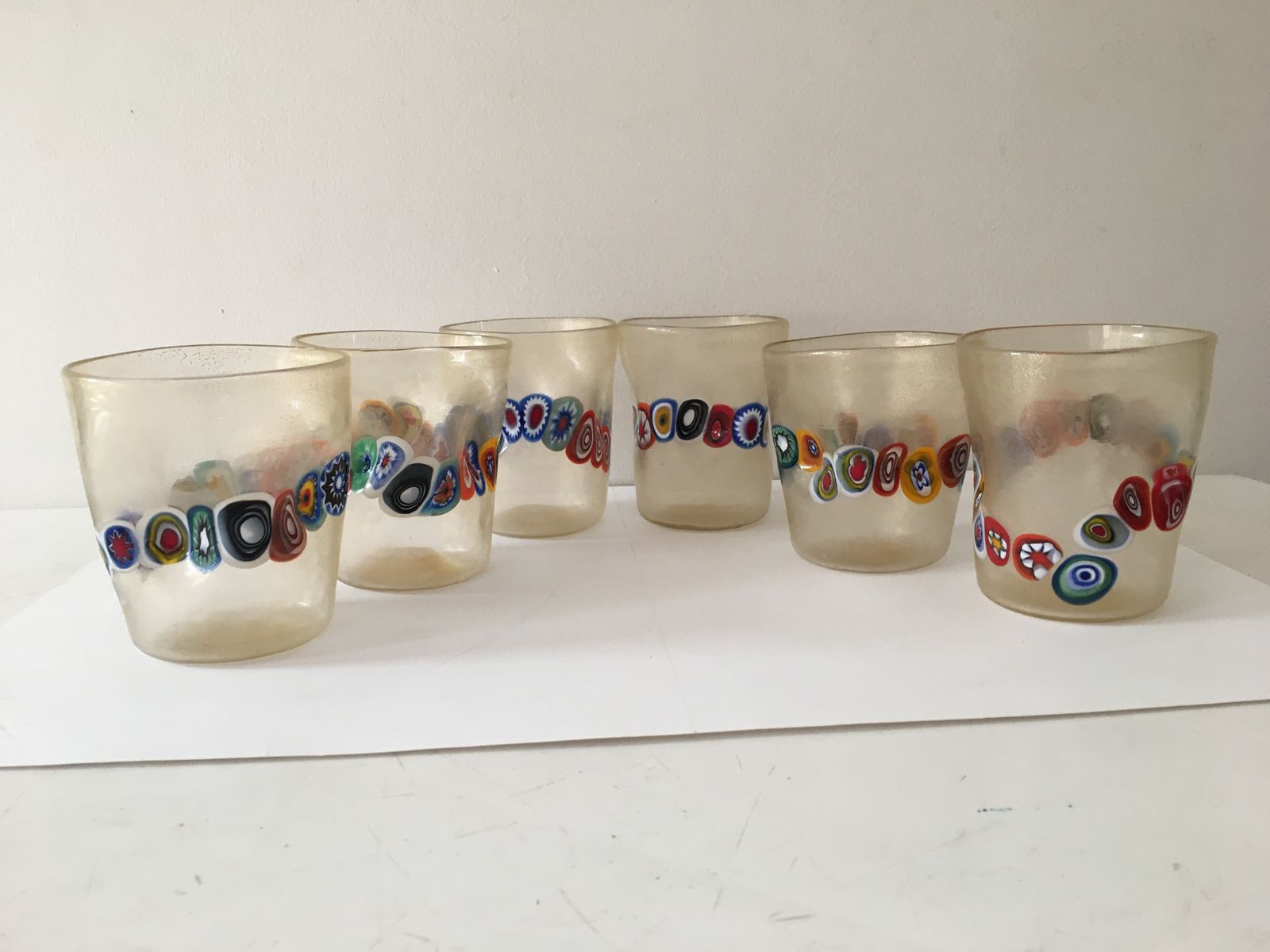 photo vintage Transparent And Gold Leaf Murano Glasses With Necklace Of Large Floral Murrine Crumpled