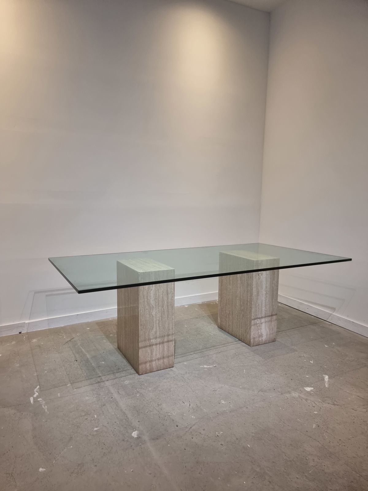 Indrukwekkende Italiaanse Travertijnen Eettafel Met Glazen Blad, Jaren 1970 photo furniture