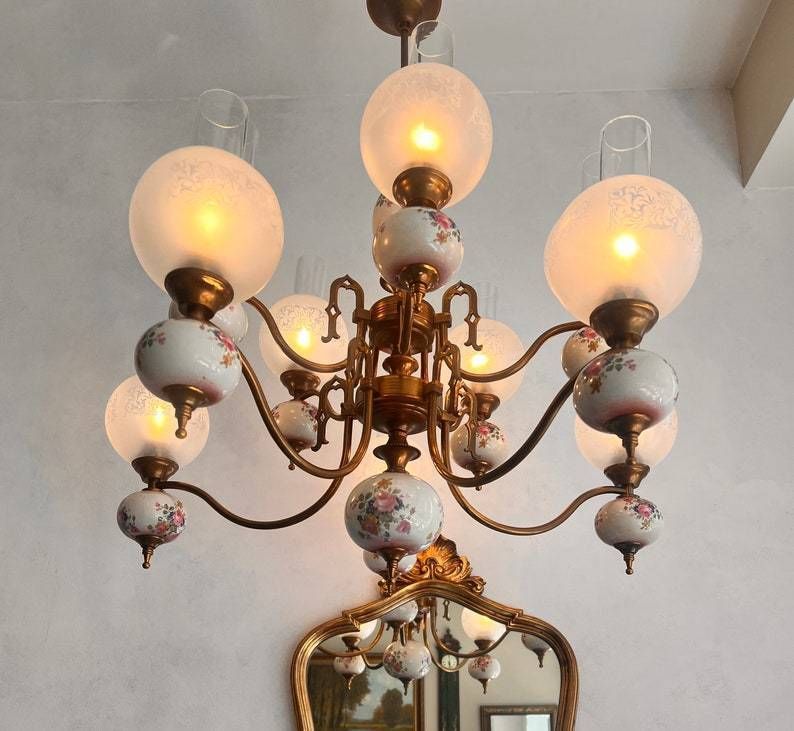 Grote Vintage Kroonluchter Met 10 Lichten Van Porselein Met Matglazen Bollen photo Verlichting
