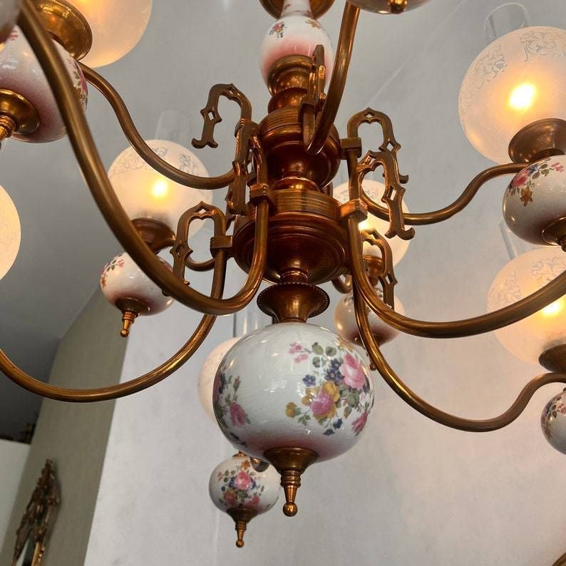 Grote Vintage Kroonluchter Met 10 Lichten Van Porselein Met Matglazen Bollen photo vinterior