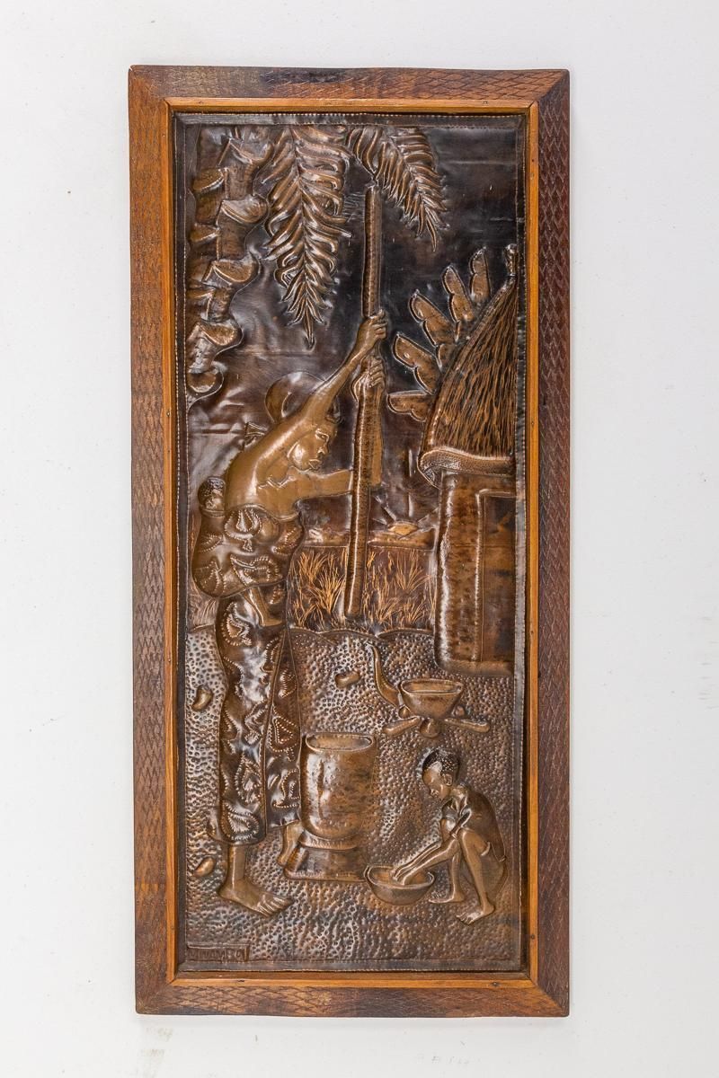 Représentation d'une femme africaine, cuivre repoussé et cadre en iroko photo furniture