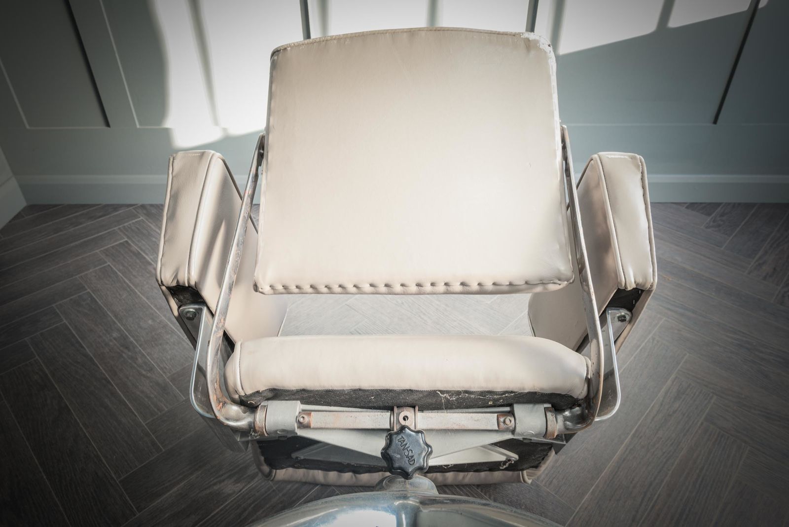 photo furniture Tansad De Luxe V.26 Grey Leather Office Chair