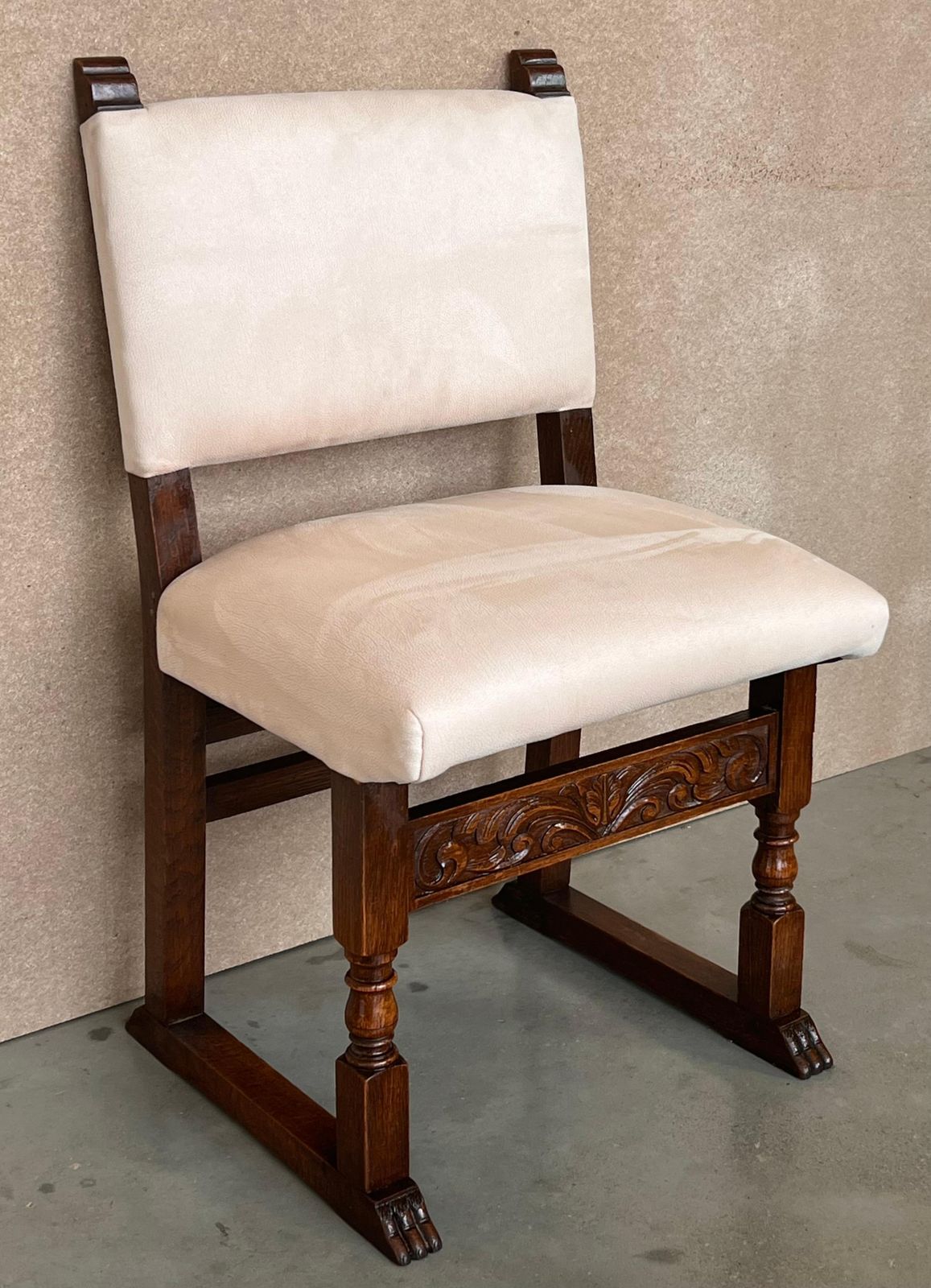 Suite de six chaises de salle à manger espagnoles en noyer sculpté, XIXe siècle photo for sale